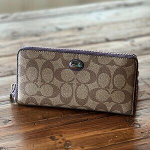 Coach Essential Accordian Zip Wallet